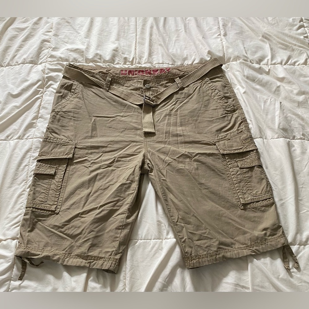 Men’s Unionbay Size 46 cargo shorts capri with belt khaki
